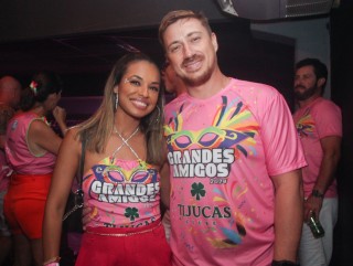 
<a style='margin-left: 5px;' class='btn btn-xs btn-social btn-facebook' href='https://www.facebook.com/sharer/sharer.php?u=https://www.galeramix.com.br/imagem/a153/800-800-90/conteudo/site_galerias/153/carnaval-grandes-amigos-88.jpg' rel='popup' data-width='500' data-height='400'><i class='fa fa-facebook'></i>Compartilhar <span class='hidden-xs'>no Facebook</span>
</a> 
<a class='btn btn-default btn-xs' target='_blank' href='imagem/a153/800-800-90/conteudo/site_galerias/153/carnaval-grandes-amigos-88.jpg'>
<span class='glyphicon glyphicon-cloud-download'></span> Salvar
</a>
