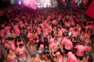 
<a style='margin-left: 5px;' class='btn btn-xs btn-social btn-facebook' href='https://www.facebook.com/sharer/sharer.php?u=https://www.galeramix.com.br/imagem/a153/800-800-90/conteudo/site_galerias/153/carnaval-grandes-amigos-93.jpg' rel='popup' data-width='500' data-height='400'><i class='fa fa-facebook'></i>Compartilhar <span class='hidden-xs'>no Facebook</span>
</a> 
<a class='btn btn-default btn-xs' target='_blank' href='imagem/a153/800-800-90/conteudo/site_galerias/153/carnaval-grandes-amigos-93.jpg'>
<span class='glyphicon glyphicon-cloud-download'></span> Salvar
</a>
