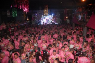 
<a style='margin-left: 5px;' class='btn btn-xs btn-social btn-facebook' href='https://www.facebook.com/sharer/sharer.php?u=https://www.galeramix.com.br/imagem/a153/800-800-90/conteudo/site_galerias/153/carnaval-grandes-amigos-94.jpg' rel='popup' data-width='500' data-height='400'><i class='fa fa-facebook'></i>Compartilhar <span class='hidden-xs'>no Facebook</span>
</a> 
<a class='btn btn-default btn-xs' target='_blank' href='imagem/a153/800-800-90/conteudo/site_galerias/153/carnaval-grandes-amigos-94.jpg'>
<span class='glyphicon glyphicon-cloud-download'></span> Salvar
</a>
