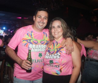 
<a style='margin-left: 5px;' class='btn btn-xs btn-social btn-facebook' href='https://www.facebook.com/sharer/sharer.php?u=https://www.galeramix.com.br/imagem/a153/800-800-90/conteudo/site_galerias/153/carnaval-grandes-amigos-96.jpg' rel='popup' data-width='500' data-height='400'><i class='fa fa-facebook'></i>Compartilhar <span class='hidden-xs'>no Facebook</span>
</a> 
<a class='btn btn-default btn-xs' target='_blank' href='imagem/a153/800-800-90/conteudo/site_galerias/153/carnaval-grandes-amigos-96.jpg'>
<span class='glyphicon glyphicon-cloud-download'></span> Salvar
</a>
