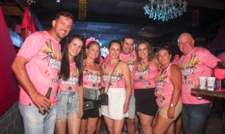 
<a style='margin-left: 5px;' class='btn btn-xs btn-social btn-facebook' href='https://www.facebook.com/sharer/sharer.php?u=https://www.galeramix.com.br/imagem/a153/800-800-90/conteudo/site_galerias/153/carnaval-grandes-amigos-97.jpg' rel='popup' data-width='500' data-height='400'><i class='fa fa-facebook'></i>Compartilhar <span class='hidden-xs'>no Facebook</span>
</a> 
<a class='btn btn-default btn-xs' target='_blank' href='imagem/a153/800-800-90/conteudo/site_galerias/153/carnaval-grandes-amigos-97.jpg'>
<span class='glyphicon glyphicon-cloud-download'></span> Salvar
</a>
