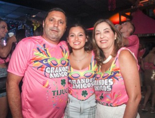 
<a style='margin-left: 5px;' class='btn btn-xs btn-social btn-facebook' href='https://www.facebook.com/sharer/sharer.php?u=https://www.galeramix.com.br/imagem/a153/800-800-90/conteudo/site_galerias/153/carnaval-grandes-amigos-98.jpg' rel='popup' data-width='500' data-height='400'><i class='fa fa-facebook'></i>Compartilhar <span class='hidden-xs'>no Facebook</span>
</a> 
<a class='btn btn-default btn-xs' target='_blank' href='imagem/a153/800-800-90/conteudo/site_galerias/153/carnaval-grandes-amigos-98.jpg'>
<span class='glyphicon glyphicon-cloud-download'></span> Salvar
</a>
