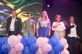 
<a style='margin-left: 5px;' class='btn btn-xs btn-social btn-facebook' href='https://www.facebook.com/sharer/sharer.php?u=https://www.galeramix.com.br/imagem/a157/800-800-90/conteudo/site_galerias/157/pl-mulher-tijucas-143.jpg' rel='popup' data-width='500' data-height='400'><i class='fa fa-facebook'></i>Compartilhar <span class='hidden-xs'>no Facebook</span>
</a> 
<a class='btn btn-default btn-xs' target='_blank' href='imagem/a157/800-800-90/conteudo/site_galerias/157/pl-mulher-tijucas-143.jpg'>
<span class='glyphicon glyphicon-cloud-download'></span> Salvar
</a>
