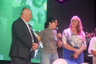 
<a style='margin-left: 5px;' class='btn btn-xs btn-social btn-facebook' href='https://www.facebook.com/sharer/sharer.php?u=https://www.galeramix.com.br/imagem/a157/800-800-90/conteudo/site_galerias/157/pl-mulher-tijucas-144.jpg' rel='popup' data-width='500' data-height='400'><i class='fa fa-facebook'></i>Compartilhar <span class='hidden-xs'>no Facebook</span>
</a> 
<a class='btn btn-default btn-xs' target='_blank' href='imagem/a157/800-800-90/conteudo/site_galerias/157/pl-mulher-tijucas-144.jpg'>
<span class='glyphicon glyphicon-cloud-download'></span> Salvar
</a>
