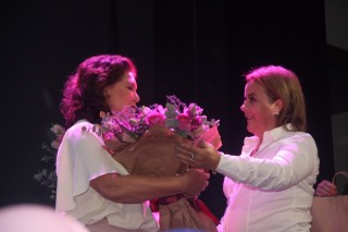 
<a style='margin-left: 5px;' class='btn btn-xs btn-social btn-facebook' href='https://www.facebook.com/sharer/sharer.php?u=https://www.galeramix.com.br/imagem/a157/800-800-90/conteudo/site_galerias/157/pl-mulher-tijucas-169.jpg' rel='popup' data-width='500' data-height='400'><i class='fa fa-facebook'></i>Compartilhar <span class='hidden-xs'>no Facebook</span>
</a> 
<a class='btn btn-default btn-xs' target='_blank' href='imagem/a157/800-800-90/conteudo/site_galerias/157/pl-mulher-tijucas-169.jpg'>
<span class='glyphicon glyphicon-cloud-download'></span> Salvar
</a>
