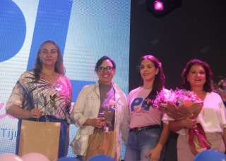 
<a style='margin-left: 5px;' class='btn btn-xs btn-social btn-facebook' href='https://www.facebook.com/sharer/sharer.php?u=https://www.galeramix.com.br/imagem/a157/800-800-90/conteudo/site_galerias/157/pl-mulher-tijucas-176.jpg' rel='popup' data-width='500' data-height='400'><i class='fa fa-facebook'></i>Compartilhar <span class='hidden-xs'>no Facebook</span>
</a> 
<a class='btn btn-default btn-xs' target='_blank' href='imagem/a157/800-800-90/conteudo/site_galerias/157/pl-mulher-tijucas-176.jpg'>
<span class='glyphicon glyphicon-cloud-download'></span> Salvar
</a>
