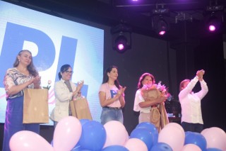 
<a style='margin-left: 5px;' class='btn btn-xs btn-social btn-facebook' href='https://www.facebook.com/sharer/sharer.php?u=https://www.galeramix.com.br/imagem/a157/800-800-90/conteudo/site_galerias/157/pl-mulher-tijucas-177.jpg' rel='popup' data-width='500' data-height='400'><i class='fa fa-facebook'></i>Compartilhar <span class='hidden-xs'>no Facebook</span>
</a> 
<a class='btn btn-default btn-xs' target='_blank' href='imagem/a157/800-800-90/conteudo/site_galerias/157/pl-mulher-tijucas-177.jpg'>
<span class='glyphicon glyphicon-cloud-download'></span> Salvar
</a>
