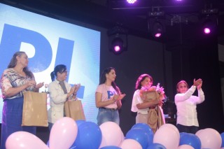 
<a style='margin-left: 5px;' class='btn btn-xs btn-social btn-facebook' href='https://www.facebook.com/sharer/sharer.php?u=https://www.galeramix.com.br/imagem/a157/800-800-90/conteudo/site_galerias/157/pl-mulher-tijucas-178.jpg' rel='popup' data-width='500' data-height='400'><i class='fa fa-facebook'></i>Compartilhar <span class='hidden-xs'>no Facebook</span>
</a> 
<a class='btn btn-default btn-xs' target='_blank' href='imagem/a157/800-800-90/conteudo/site_galerias/157/pl-mulher-tijucas-178.jpg'>
<span class='glyphicon glyphicon-cloud-download'></span> Salvar
</a>
