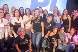 
<a style='margin-left: 5px;' class='btn btn-xs btn-social btn-facebook' href='https://www.facebook.com/sharer/sharer.php?u=https://www.galeramix.com.br/imagem/a157/800-800-90/conteudo/site_galerias/157/pl-mulher-tijucas-189.jpg' rel='popup' data-width='500' data-height='400'><i class='fa fa-facebook'></i>Compartilhar <span class='hidden-xs'>no Facebook</span>
</a> 
<a class='btn btn-default btn-xs' target='_blank' href='imagem/a157/800-800-90/conteudo/site_galerias/157/pl-mulher-tijucas-189.jpg'>
<span class='glyphicon glyphicon-cloud-download'></span> Salvar
</a>
