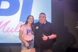 
<a style='margin-left: 5px;' class='btn btn-xs btn-social btn-facebook' href='https://www.facebook.com/sharer/sharer.php?u=https://www.galeramix.com.br/imagem/a157/800-800-90/conteudo/site_galerias/157/pl-mulher-tijucas-192.jpg' rel='popup' data-width='500' data-height='400'><i class='fa fa-facebook'></i>Compartilhar <span class='hidden-xs'>no Facebook</span>
</a> 
<a class='btn btn-default btn-xs' target='_blank' href='imagem/a157/800-800-90/conteudo/site_galerias/157/pl-mulher-tijucas-192.jpg'>
<span class='glyphicon glyphicon-cloud-download'></span> Salvar
</a>
