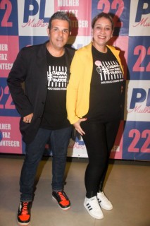 
<a style='margin-left: 5px;' class='btn btn-xs btn-social btn-facebook' href='https://www.facebook.com/sharer/sharer.php?u=https://www.galeramix.com.br/imagem/a157/800-800-90/conteudo/site_galerias/157/pl-mulher-tijucas-62.jpg' rel='popup' data-width='500' data-height='400'><i class='fa fa-facebook'></i>Compartilhar <span class='hidden-xs'>no Facebook</span>
</a> 
<a class='btn btn-default btn-xs' target='_blank' href='imagem/a157/800-800-90/conteudo/site_galerias/157/pl-mulher-tijucas-62.jpg'>
<span class='glyphicon glyphicon-cloud-download'></span> Salvar
</a>
