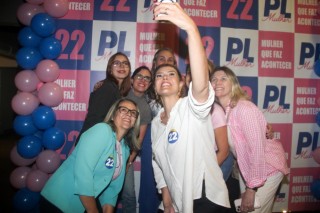 
<a style='margin-left: 5px;' class='btn btn-xs btn-social btn-facebook' href='https://www.facebook.com/sharer/sharer.php?u=https://www.galeramix.com.br/imagem/a157/800-800-90/conteudo/site_galerias/157/pl-mulher-tijucas-74.jpg' rel='popup' data-width='500' data-height='400'><i class='fa fa-facebook'></i>Compartilhar <span class='hidden-xs'>no Facebook</span>
</a> 
<a class='btn btn-default btn-xs' target='_blank' href='imagem/a157/800-800-90/conteudo/site_galerias/157/pl-mulher-tijucas-74.jpg'>
<span class='glyphicon glyphicon-cloud-download'></span> Salvar
</a>
