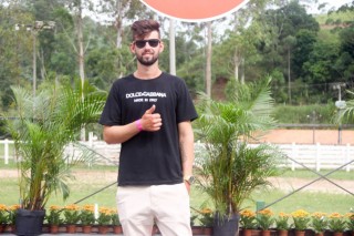 
<a style='margin-left: 5px;' class='btn btn-xs btn-social btn-facebook' href='https://www.facebook.com/sharer/sharer.php?u=https://www.galeramix.com.br/imagem/a158/800-800-90/conteudo/site_galerias/158/2.jpg' rel='popup' data-width='500' data-height='400'><i class='fa fa-facebook'></i>Compartilhar <span class='hidden-xs'>no Facebook</span>
</a> 
<a class='btn btn-default btn-xs' target='_blank' href='imagem/a158/800-800-90/conteudo/site_galerias/158/2.jpg'>
<span class='glyphicon glyphicon-cloud-download'></span> Salvar
</a>
