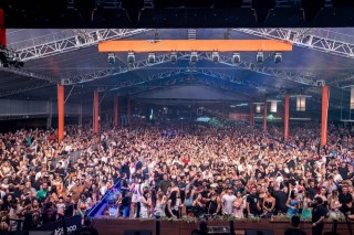 
<a style='margin-left: 5px;' class='btn btn-xs btn-social btn-facebook' href='https://www.facebook.com/sharer/sharer.php?u=https://www.galeramix.com.br/imagem/a158/800-800-90/conteudo/site_galerias/158/h-i-s-t-o-r-i-a-alanluizdasilva-jeeeefraga.jpg' rel='popup' data-width='500' data-height='400'><i class='fa fa-facebook'></i>Compartilhar <span class='hidden-xs'>no Facebook</span>
</a> 
<a class='btn btn-default btn-xs' target='_blank' href='imagem/a158/800-800-90/conteudo/site_galerias/158/h-i-s-t-o-r-i-a-alanluizdasilva-jeeeefraga.jpg'>
<span class='glyphicon glyphicon-cloud-download'></span> Salvar
</a>
