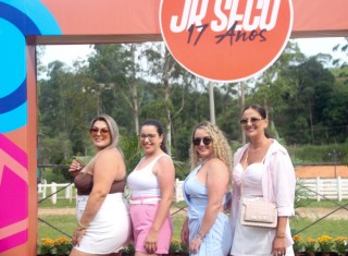 
<a style='margin-left: 5px;' class='btn btn-xs btn-social btn-facebook' href='https://www.facebook.com/sharer/sharer.php?u=https://www.galeramix.com.br/imagem/a158/800-800-90/conteudo/site_galerias/158/img7235.jpg' rel='popup' data-width='500' data-height='400'><i class='fa fa-facebook'></i>Compartilhar <span class='hidden-xs'>no Facebook</span>
</a> 
<a class='btn btn-default btn-xs' target='_blank' href='imagem/a158/800-800-90/conteudo/site_galerias/158/img7235.jpg'>
<span class='glyphicon glyphicon-cloud-download'></span> Salvar
</a>
