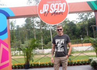 
<a style='margin-left: 5px;' class='btn btn-xs btn-social btn-facebook' href='https://www.facebook.com/sharer/sharer.php?u=https://www.galeramix.com.br/imagem/a158/800-800-90/conteudo/site_galerias/158/img7256.jpg' rel='popup' data-width='500' data-height='400'><i class='fa fa-facebook'></i>Compartilhar <span class='hidden-xs'>no Facebook</span>
</a> 
<a class='btn btn-default btn-xs' target='_blank' href='imagem/a158/800-800-90/conteudo/site_galerias/158/img7256.jpg'>
<span class='glyphicon glyphicon-cloud-download'></span> Salvar
</a>
