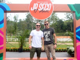 
<a style='margin-left: 5px;' class='btn btn-xs btn-social btn-facebook' href='https://www.facebook.com/sharer/sharer.php?u=https://www.galeramix.com.br/imagem/a158/800-800-90/conteudo/site_galerias/158/img7257.jpg' rel='popup' data-width='500' data-height='400'><i class='fa fa-facebook'></i>Compartilhar <span class='hidden-xs'>no Facebook</span>
</a> 
<a class='btn btn-default btn-xs' target='_blank' href='imagem/a158/800-800-90/conteudo/site_galerias/158/img7257.jpg'>
<span class='glyphicon glyphicon-cloud-download'></span> Salvar
</a>
