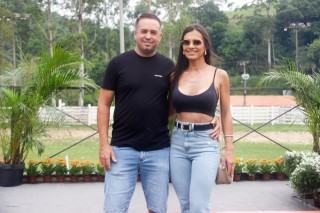 
<a style='margin-left: 5px;' class='btn btn-xs btn-social btn-facebook' href='https://www.facebook.com/sharer/sharer.php?u=https://www.galeramix.com.br/imagem/a158/800-800-90/conteudo/site_galerias/158/img7319.jpg' rel='popup' data-width='500' data-height='400'><i class='fa fa-facebook'></i>Compartilhar <span class='hidden-xs'>no Facebook</span>
</a> 
<a class='btn btn-default btn-xs' target='_blank' href='imagem/a158/800-800-90/conteudo/site_galerias/158/img7319.jpg'>
<span class='glyphicon glyphicon-cloud-download'></span> Salvar
</a>
