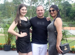 
<a style='margin-left: 5px;' class='btn btn-xs btn-social btn-facebook' href='https://www.facebook.com/sharer/sharer.php?u=https://www.galeramix.com.br/imagem/a158/800-800-90/conteudo/site_galerias/158/img7412.jpg' rel='popup' data-width='500' data-height='400'><i class='fa fa-facebook'></i>Compartilhar <span class='hidden-xs'>no Facebook</span>
</a> 
<a class='btn btn-default btn-xs' target='_blank' href='imagem/a158/800-800-90/conteudo/site_galerias/158/img7412.jpg'>
<span class='glyphicon glyphicon-cloud-download'></span> Salvar
</a>
