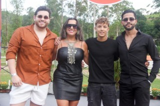 
<a style='margin-left: 5px;' class='btn btn-xs btn-social btn-facebook' href='https://www.facebook.com/sharer/sharer.php?u=https://www.galeramix.com.br/imagem/a158/800-800-90/conteudo/site_galerias/158/jr-seco-332.jpg' rel='popup' data-width='500' data-height='400'><i class='fa fa-facebook'></i>Compartilhar <span class='hidden-xs'>no Facebook</span>
</a> 
<a class='btn btn-default btn-xs' target='_blank' href='imagem/a158/800-800-90/conteudo/site_galerias/158/jr-seco-332.jpg'>
<span class='glyphicon glyphicon-cloud-download'></span> Salvar
</a>
