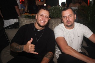 
<a style='margin-left: 5px;' class='btn btn-xs btn-social btn-facebook' href='https://www.facebook.com/sharer/sharer.php?u=https://www.galeramix.com.br/imagem/a158/800-800-90/conteudo/site_galerias/158/jr-seco-349.jpg' rel='popup' data-width='500' data-height='400'><i class='fa fa-facebook'></i>Compartilhar <span class='hidden-xs'>no Facebook</span>
</a> 
<a class='btn btn-default btn-xs' target='_blank' href='imagem/a158/800-800-90/conteudo/site_galerias/158/jr-seco-349.jpg'>
<span class='glyphicon glyphicon-cloud-download'></span> Salvar
</a>
