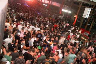 
<a style='margin-left: 5px;' class='btn btn-xs btn-social btn-facebook' href='https://www.facebook.com/sharer/sharer.php?u=https://www.galeramix.com.br/imagem/a158/800-800-90/conteudo/site_galerias/158/jr-seco-351.jpg' rel='popup' data-width='500' data-height='400'><i class='fa fa-facebook'></i>Compartilhar <span class='hidden-xs'>no Facebook</span>
</a> 
<a class='btn btn-default btn-xs' target='_blank' href='imagem/a158/800-800-90/conteudo/site_galerias/158/jr-seco-351.jpg'>
<span class='glyphicon glyphicon-cloud-download'></span> Salvar
</a>
