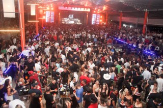 
<a style='margin-left: 5px;' class='btn btn-xs btn-social btn-facebook' href='https://www.facebook.com/sharer/sharer.php?u=https://www.galeramix.com.br/imagem/a158/800-800-90/conteudo/site_galerias/158/jr-seco-355.jpg' rel='popup' data-width='500' data-height='400'><i class='fa fa-facebook'></i>Compartilhar <span class='hidden-xs'>no Facebook</span>
</a> 
<a class='btn btn-default btn-xs' target='_blank' href='imagem/a158/800-800-90/conteudo/site_galerias/158/jr-seco-355.jpg'>
<span class='glyphicon glyphicon-cloud-download'></span> Salvar
</a>
