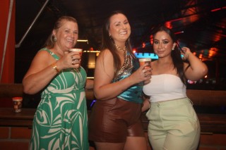 
<a style='margin-left: 5px;' class='btn btn-xs btn-social btn-facebook' href='https://www.facebook.com/sharer/sharer.php?u=https://www.galeramix.com.br/imagem/a158/800-800-90/conteudo/site_galerias/158/jr-seco-363.jpg' rel='popup' data-width='500' data-height='400'><i class='fa fa-facebook'></i>Compartilhar <span class='hidden-xs'>no Facebook</span>
</a> 
<a class='btn btn-default btn-xs' target='_blank' href='imagem/a158/800-800-90/conteudo/site_galerias/158/jr-seco-363.jpg'>
<span class='glyphicon glyphicon-cloud-download'></span> Salvar
</a>
