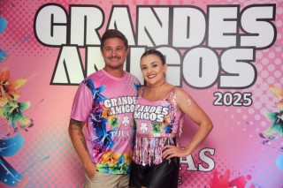 
                                <a style='margin-left: 5px;' class='btn btn-xs btn-social btn-facebook' href='https://www.facebook.com/sharer/sharer.php?u=https://www.galeramix.com.br/imagem/a159/800-800-90/conteudo/site_galerias/159/grandes-amigos-tijucas-clube-1.jpg' rel='popup' data-width='500' data-height='400'><i class='fa fa-facebook'></i>Compartilhar <span class='hidden-xs'>no Facebook</span>
                            </a> 
                            <a class='btn btn-default btn-xs' target='_blank' href='imagem/a159/800-800-90/conteudo/site_galerias/159/grandes-amigos-tijucas-clube-1.jpg'>
                                <span class='glyphicon glyphicon-cloud-download'></span> Salvar
                            </a>
                            