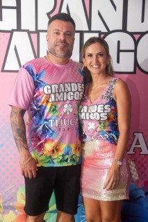 
<a style='margin-left: 5px;' class='btn btn-xs btn-social btn-facebook' href='https://www.facebook.com/sharer/sharer.php?u=https://www.galeramix.com.br/imagem/a159/800-800-90/conteudo/site_galerias/159/grandes-amigos-tijucas-clube-108.jpg' rel='popup' data-width='500' data-height='400'><i class='fa fa-facebook'></i>Compartilhar <span class='hidden-xs'>no Facebook</span>
</a> 
<a class='btn btn-default btn-xs' target='_blank' href='imagem/a159/800-800-90/conteudo/site_galerias/159/grandes-amigos-tijucas-clube-108.jpg'>
<span class='glyphicon glyphicon-cloud-download'></span> Salvar
</a>
