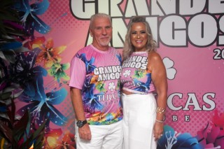 
<a style='margin-left: 5px;' class='btn btn-xs btn-social btn-facebook' href='https://www.facebook.com/sharer/sharer.php?u=https://www.galeramix.com.br/imagem/a159/800-800-90/conteudo/site_galerias/159/grandes-amigos-tijucas-clube-11.jpg' rel='popup' data-width='500' data-height='400'><i class='fa fa-facebook'></i>Compartilhar <span class='hidden-xs'>no Facebook</span>
</a> 
<a class='btn btn-default btn-xs' target='_blank' href='imagem/a159/800-800-90/conteudo/site_galerias/159/grandes-amigos-tijucas-clube-11.jpg'>
<span class='glyphicon glyphicon-cloud-download'></span> Salvar
</a>
