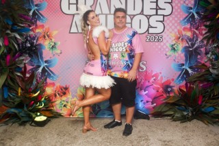 
<a style='margin-left: 5px;' class='btn btn-xs btn-social btn-facebook' href='https://www.facebook.com/sharer/sharer.php?u=https://www.galeramix.com.br/imagem/a159/800-800-90/conteudo/site_galerias/159/grandes-amigos-tijucas-clube-136.jpg' rel='popup' data-width='500' data-height='400'><i class='fa fa-facebook'></i>Compartilhar <span class='hidden-xs'>no Facebook</span>
</a> 
<a class='btn btn-default btn-xs' target='_blank' href='imagem/a159/800-800-90/conteudo/site_galerias/159/grandes-amigos-tijucas-clube-136.jpg'>
<span class='glyphicon glyphicon-cloud-download'></span> Salvar
</a>
