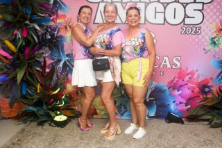 
<a style='margin-left: 5px;' class='btn btn-xs btn-social btn-facebook' href='https://www.facebook.com/sharer/sharer.php?u=https://www.galeramix.com.br/imagem/a159/800-800-90/conteudo/site_galerias/159/grandes-amigos-tijucas-clube-168.jpg' rel='popup' data-width='500' data-height='400'><i class='fa fa-facebook'></i>Compartilhar <span class='hidden-xs'>no Facebook</span>
</a> 
<a class='btn btn-default btn-xs' target='_blank' href='imagem/a159/800-800-90/conteudo/site_galerias/159/grandes-amigos-tijucas-clube-168.jpg'>
<span class='glyphicon glyphicon-cloud-download'></span> Salvar
</a>
