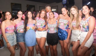 
<a style='margin-left: 5px;' class='btn btn-xs btn-social btn-facebook' href='https://www.facebook.com/sharer/sharer.php?u=https://www.galeramix.com.br/imagem/a159/800-800-90/conteudo/site_galerias/159/grandes-amigos-tijucas-clube-187.jpg' rel='popup' data-width='500' data-height='400'><i class='fa fa-facebook'></i>Compartilhar <span class='hidden-xs'>no Facebook</span>
</a> 
<a class='btn btn-default btn-xs' target='_blank' href='imagem/a159/800-800-90/conteudo/site_galerias/159/grandes-amigos-tijucas-clube-187.jpg'>
<span class='glyphicon glyphicon-cloud-download'></span> Salvar
</a>
