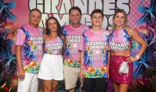 
<a style='margin-left: 5px;' class='btn btn-xs btn-social btn-facebook' href='https://www.facebook.com/sharer/sharer.php?u=https://www.galeramix.com.br/imagem/a159/800-800-90/conteudo/site_galerias/159/grandes-amigos-tijucas-clube-21.jpg' rel='popup' data-width='500' data-height='400'><i class='fa fa-facebook'></i>Compartilhar <span class='hidden-xs'>no Facebook</span>
</a> 
<a class='btn btn-default btn-xs' target='_blank' href='imagem/a159/800-800-90/conteudo/site_galerias/159/grandes-amigos-tijucas-clube-21.jpg'>
<span class='glyphicon glyphicon-cloud-download'></span> Salvar
</a>
