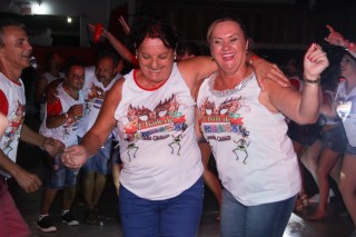 
<a style='margin-left: 5px;' class='btn btn-xs btn-social btn-facebook' href='https://www.facebook.com/sharer/sharer.php?u=https://www.galeramix.com.br/imagem/a16/800-800-90/conteudo/site_galerias/16/img1780.jpg' rel='popup' data-width='500' data-height='400'><i class='fa fa-facebook'></i>Compartilhar <span class='hidden-xs'>no Facebook</span>
</a> 
<a class='btn btn-default btn-xs' target='_blank' href='imagem/a16/800-800-90/conteudo/site_galerias/16/img1780.jpg'>
<span class='glyphicon glyphicon-cloud-download'></span> Salvar
</a>
