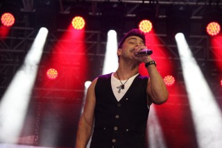 
            <a style='margin-left: 5px;' class='btn btn-xs btn-social btn-facebook' href='https://www.facebook.com/sharer/sharer.php?u=https://www.galeramix.com.br/imagem/a162/800-800-90/conteudo/site_galerias/162/tijufest-2025-zeze-di-camargo-101.jpg' rel='popup' data-width='500' data-height='400'><i class='fa fa-facebook'></i>Compartilhar <span class='hidden-xs'>no Facebook</span>
        </a> 
        <a class='btn btn-default btn-xs' target='_blank' href='imagem/a162/800-800-90/conteudo/site_galerias/162/tijufest-2025-zeze-di-camargo-101.jpg'>
            <span class='glyphicon glyphicon-cloud-download'></span> Salvar
        </a>
        