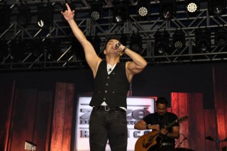 
        <a style='margin-left: 5px;' class='btn btn-xs btn-social btn-facebook' href='https://www.facebook.com/sharer/sharer.php?u=https://www.galeramix.com.br/imagem/a162/800-800-90/conteudo/site_galerias/162/tijufest-2025-zeze-di-camargo-102.jpg' rel='popup' data-width='500' data-height='400'><i class='fa fa-facebook'></i>Compartilhar <span class='hidden-xs'>no Facebook</span>
    </a> 
    <a class='btn btn-default btn-xs' target='_blank' href='imagem/a162/800-800-90/conteudo/site_galerias/162/tijufest-2025-zeze-di-camargo-102.jpg'>
        <span class='glyphicon glyphicon-cloud-download'></span> Salvar
    </a>
    