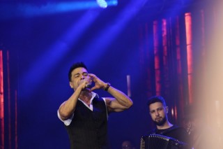 
<a style='margin-left: 5px;' class='btn btn-xs btn-social btn-facebook' href='https://www.facebook.com/sharer/sharer.php?u=https://www.galeramix.com.br/imagem/a162/800-800-90/conteudo/site_galerias/162/tijufest-2025-zeze-di-camargo-88.jpg' rel='popup' data-width='500' data-height='400'><i class='fa fa-facebook'></i>Compartilhar <span class='hidden-xs'>no Facebook</span>
</a> 
<a class='btn btn-default btn-xs' target='_blank' href='imagem/a162/800-800-90/conteudo/site_galerias/162/tijufest-2025-zeze-di-camargo-88.jpg'>
<span class='glyphicon glyphicon-cloud-download'></span> Salvar
</a>
