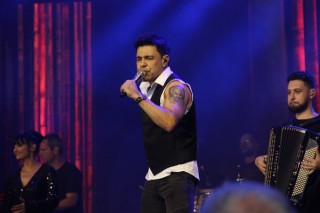 
<a style='margin-left: 5px;' class='btn btn-xs btn-social btn-facebook' href='https://www.facebook.com/sharer/sharer.php?u=https://www.galeramix.com.br/imagem/a162/800-800-90/conteudo/site_galerias/162/tijufest-2025-zeze-di-camargo-89.jpg' rel='popup' data-width='500' data-height='400'><i class='fa fa-facebook'></i>Compartilhar <span class='hidden-xs'>no Facebook</span>
</a> 
<a class='btn btn-default btn-xs' target='_blank' href='imagem/a162/800-800-90/conteudo/site_galerias/162/tijufest-2025-zeze-di-camargo-89.jpg'>
<span class='glyphicon glyphicon-cloud-download'></span> Salvar
</a>
