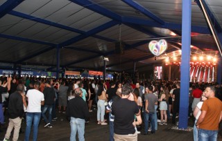 
<a style='margin-left: 5px;' class='btn btn-xs btn-social btn-facebook' href='https://www.facebook.com/sharer/sharer.php?u=https://www.galeramix.com.br/imagem/a162/800-800-90/conteudo/site_galerias/162/tijufest-2025-zeze-di-camargo-90.jpg' rel='popup' data-width='500' data-height='400'><i class='fa fa-facebook'></i>Compartilhar <span class='hidden-xs'>no Facebook</span>
</a> 
<a class='btn btn-default btn-xs' target='_blank' href='imagem/a162/800-800-90/conteudo/site_galerias/162/tijufest-2025-zeze-di-camargo-90.jpg'>
<span class='glyphicon glyphicon-cloud-download'></span> Salvar
</a>
