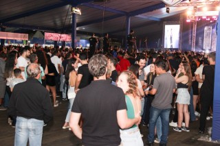 
<a style='margin-left: 5px;' class='btn btn-xs btn-social btn-facebook' href='https://www.facebook.com/sharer/sharer.php?u=https://www.galeramix.com.br/imagem/a162/800-800-90/conteudo/site_galerias/162/tijufest-2025-zeze-di-camargo-91.jpg' rel='popup' data-width='500' data-height='400'><i class='fa fa-facebook'></i>Compartilhar <span class='hidden-xs'>no Facebook</span>
</a> 
<a class='btn btn-default btn-xs' target='_blank' href='imagem/a162/800-800-90/conteudo/site_galerias/162/tijufest-2025-zeze-di-camargo-91.jpg'>
<span class='glyphicon glyphicon-cloud-download'></span> Salvar
</a>
