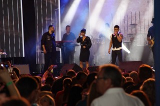 
<a style='margin-left: 5px;' class='btn btn-xs btn-social btn-facebook' href='https://www.facebook.com/sharer/sharer.php?u=https://www.galeramix.com.br/imagem/a162/800-800-90/conteudo/site_galerias/162/tijufest-2025-zeze-di-camargo-93.jpg' rel='popup' data-width='500' data-height='400'><i class='fa fa-facebook'></i>Compartilhar <span class='hidden-xs'>no Facebook</span>
</a> 
<a class='btn btn-default btn-xs' target='_blank' href='imagem/a162/800-800-90/conteudo/site_galerias/162/tijufest-2025-zeze-di-camargo-93.jpg'>
<span class='glyphicon glyphicon-cloud-download'></span> Salvar
</a>
