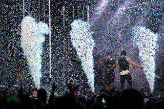 
<a style='margin-left: 5px;' class='btn btn-xs btn-social btn-facebook' href='https://www.facebook.com/sharer/sharer.php?u=https://www.galeramix.com.br/imagem/a162/800-800-90/conteudo/site_galerias/162/tijufest-2025-zeze-di-camargo-96.jpg' rel='popup' data-width='500' data-height='400'><i class='fa fa-facebook'></i>Compartilhar <span class='hidden-xs'>no Facebook</span>
</a> 
<a class='btn btn-default btn-xs' target='_blank' href='imagem/a162/800-800-90/conteudo/site_galerias/162/tijufest-2025-zeze-di-camargo-96.jpg'>
<span class='glyphicon glyphicon-cloud-download'></span> Salvar
</a>
