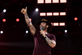 <a style='margin-left: 5px;' class='btn btn-xs btn-social btn-facebook' href='https://www.facebook.com/sharer/sharer.php?u=https://www.galeramix.com.br/imagem/a163/800-800-90/conteudo/site_galerias/163/00000000000000000000000000000000000000-gustavo-lima-costelaco-jr-seco.jpg' rel='popup' data-width='500' data-height='400'><i class='fa fa-facebook'></i>Compartilhar <span class='hidden-xs'>no Facebook</span></a> <a class='btn btn-default btn-xs' target='_blank' href='imagem/a163/800-800-90/conteudo/site_galerias/163/00000000000000000000000000000000000000-gustavo-lima-costelaco-jr-seco.jpg'><span class='glyphicon glyphicon-cloud-download'></span> Salvar</a>