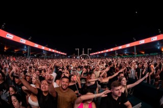 <a style='margin-left: 5px;' class='btn btn-xs btn-social btn-facebook' href='https://www.facebook.com/sharer/sharer.php?u=https://www.galeramix.com.br/imagem/a163/800-800-90/conteudo/site_galerias/163/18-cpstelaco-jr-sco-galeramix-1.jpg' rel='popup' data-width='500' data-height='400'><i class='fa fa-facebook'></i>Compartilhar <span class='hidden-xs'>no Facebook</span></a> <a class='btn btn-default btn-xs' target='_blank' href='imagem/a163/800-800-90/conteudo/site_galerias/163/18-cpstelaco-jr-sco-galeramix-1.jpg'><span class='glyphicon glyphicon-cloud-download'></span> Salvar</a>