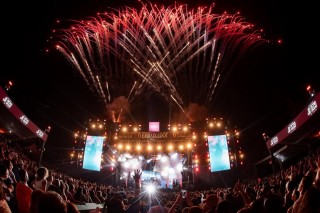 <a style='margin-left: 5px;' class='btn btn-xs btn-social btn-facebook' href='https://www.facebook.com/sharer/sharer.php?u=https://www.galeramix.com.br/imagem/a163/800-800-90/conteudo/site_galerias/163/18-cpstelaco-jr-sco-galeramix-2.jpg' rel='popup' data-width='500' data-height='400'><i class='fa fa-facebook'></i>Compartilhar <span class='hidden-xs'>no Facebook</span></a> <a class='btn btn-default btn-xs' target='_blank' href='imagem/a163/800-800-90/conteudo/site_galerias/163/18-cpstelaco-jr-sco-galeramix-2.jpg'><span class='glyphicon glyphicon-cloud-download'></span> Salvar</a>