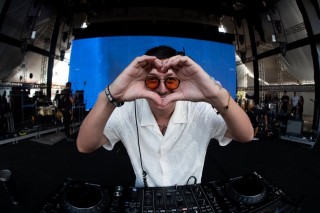 <a style='margin-left: 5px;' class='btn btn-xs btn-social btn-facebook' href='https://www.facebook.com/sharer/sharer.php?u=https://www.galeramix.com.br/imagem/a163/800-800-90/conteudo/site_galerias/163/18-cpstelaco-jr-sco-galeramix-4.jpg' rel='popup' data-width='500' data-height='400'><i class='fa fa-facebook'></i>Compartilhar <span class='hidden-xs'>no Facebook</span></a> <a class='btn btn-default btn-xs' target='_blank' href='imagem/a163/800-800-90/conteudo/site_galerias/163/18-cpstelaco-jr-sco-galeramix-4.jpg'><span class='glyphicon glyphicon-cloud-download'></span> Salvar</a>