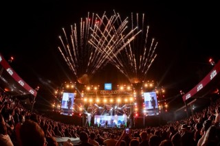 <a style='margin-left: 5px;' class='btn btn-xs btn-social btn-facebook' href='https://www.facebook.com/sharer/sharer.php?u=https://www.galeramix.com.br/imagem/a163/800-800-90/conteudo/site_galerias/163/18-cpstelaco-jr-sco-galeramix-7.jpg' rel='popup' data-width='500' data-height='400'><i class='fa fa-facebook'></i>Compartilhar <span class='hidden-xs'>no Facebook</span></a> <a class='btn btn-default btn-xs' target='_blank' href='imagem/a163/800-800-90/conteudo/site_galerias/163/18-cpstelaco-jr-sco-galeramix-7.jpg'><span class='glyphicon glyphicon-cloud-download'></span> Salvar</a>