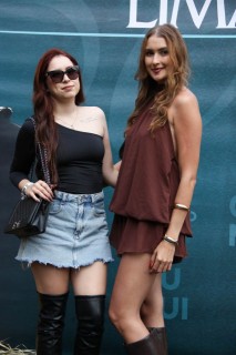 <a style='margin-left: 5px;' class='btn btn-xs btn-social btn-facebook' href='https://www.facebook.com/sharer/sharer.php?u=https://www.galeramix.com.br/imagem/a163/800-800-90/conteudo/site_galerias/163/gustavo-lima-costelaco-junior-seco-galeramix-1.jpg' rel='popup' data-width='500' data-height='400'><i class='fa fa-facebook'></i>Compartilhar <span class='hidden-xs'>no Facebook</span></a> <a class='btn btn-default btn-xs' target='_blank' href='imagem/a163/800-800-90/conteudo/site_galerias/163/gustavo-lima-costelaco-junior-seco-galeramix-1.jpg'><span class='glyphicon glyphicon-cloud-download'></span> Salvar</a>